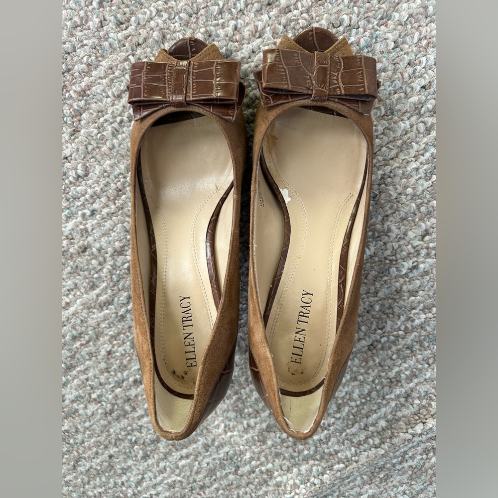 Ellen Tracy Tan and Brown Bow Heels